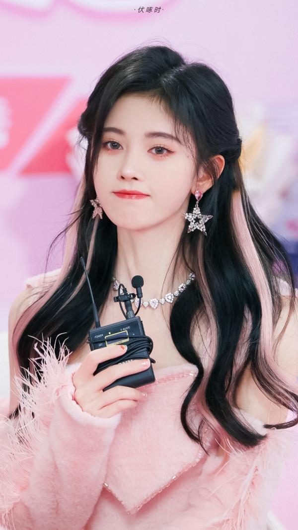 粉色系的鞠婧禕