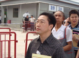 &OpenCurlyDoubleQuote;小平您好&rdquo;四字橫幅的前後故事：橫幅用的是床單，筆用的是抹布