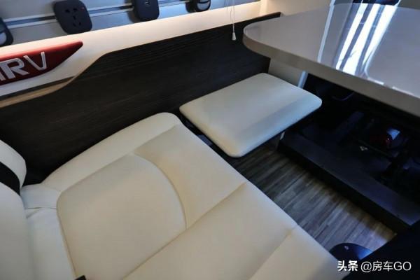 這臺房車有5種充電方式，車內電器語音控制，衛生間也是乾溼分離