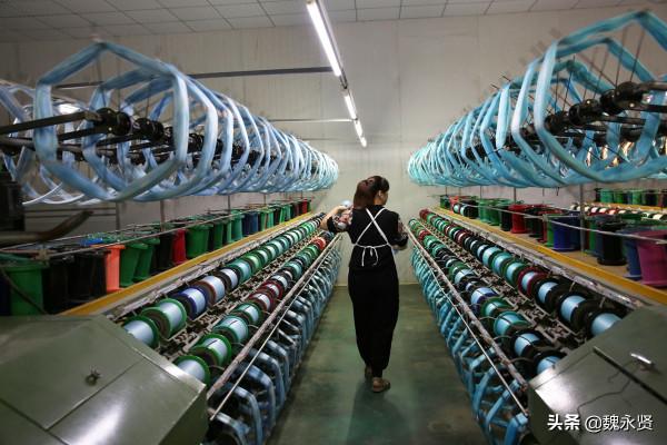 陝西石泉萬餘農戶養蠶，繅絲廠收繭繅絲織綢製衣，一片繁忙景象