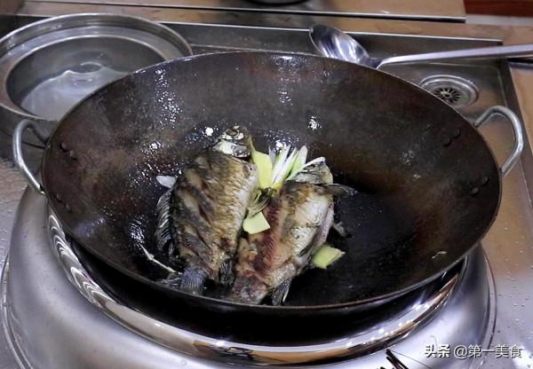 鯽魚燉豆腐的最佳做法,看廚師長如何製作,湯汁奶白,味道極鮮 鯽魚燉豆腐的最佳做法,看廚師長如何製作,湯汁奶白,味道極鮮