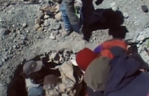 1999年,考古隊登6700米山頂,發現冰凍500年少女,面貌完好彷彿睡著 1999年,考古隊登6700米山頂,發現冰凍500年少女,面貌完好彷彿睡著