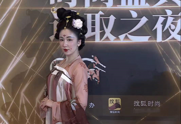 時尚盛典女星生圖：baby清冷，蔡少芬笑出法令紋，婁藝瀟發福明顯