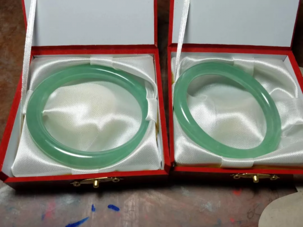 為博女友一笑,買下5.42公斤的原石,取出數條冰種滿綠手鐲 為博女友一笑,買下5.42公斤的原石,取出數條冰種滿綠手鐲