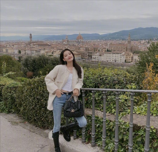 孫怡美得沒得說！穿小香風外套撞衫韓國名媛，身形氣質都碾壓