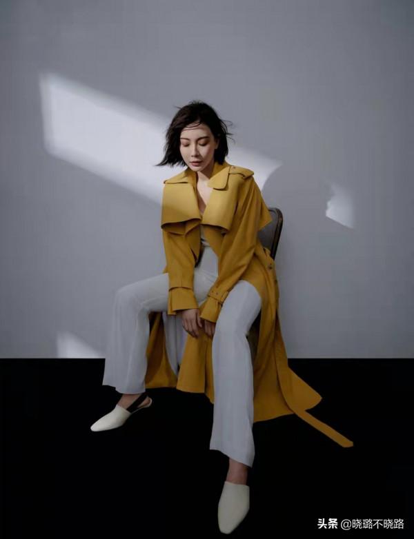 真正見過世面的女人，穿風衣很少配小黑褲，看陳數俞飛鴻就知道了