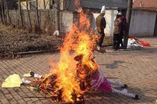 在喪葬習俗中，“送盤纏”是咋回事？都是誰來送的