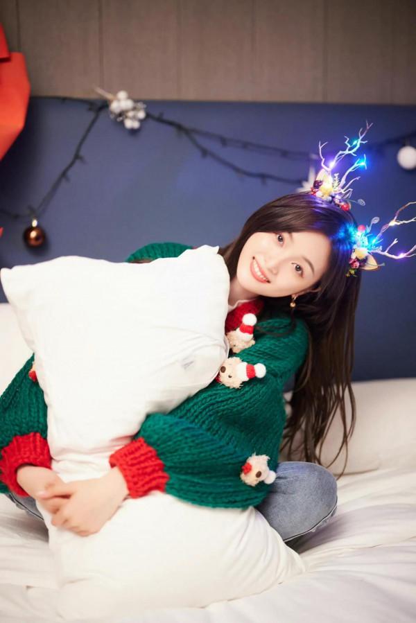 吳宣儀身穿紅紅綠綠外套毛衣，頭戴麋鹿髮夾，造型可愛甜美