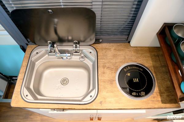 少女心配蒂芙尼藍，嫩你一臉，網紅小姐姐訂製款大通V90房車