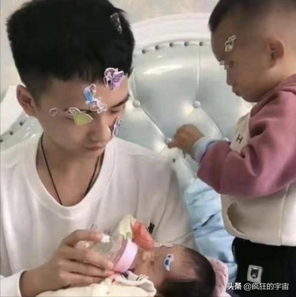 “最年輕姥姥”火了，抱著剛出生的外孫，卻被誤以為是孩子媽媽