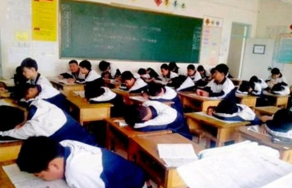 學生在考場睡覺，老師是否該叫醒，老師：“誰敢叫誰叫，我不敢”