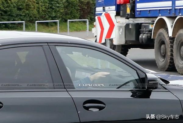 我看到了中期改款寶馬3系的內飾，應該長這樣...