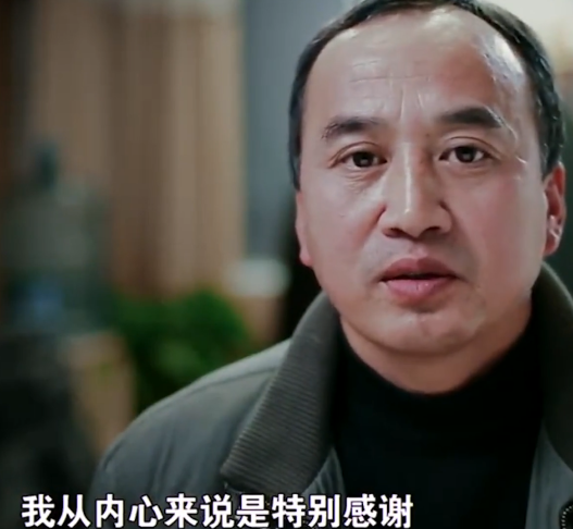 河南43歲女工捲入絞肉機，右手斷成9節，醫生苦撐17小時為其接上