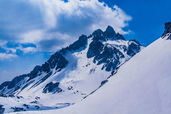 雪山高几何，矗在天表