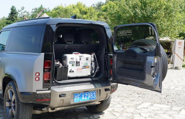 路虎衛士90解析，3門5座定位，配3.0T引擎+48V輕混系統