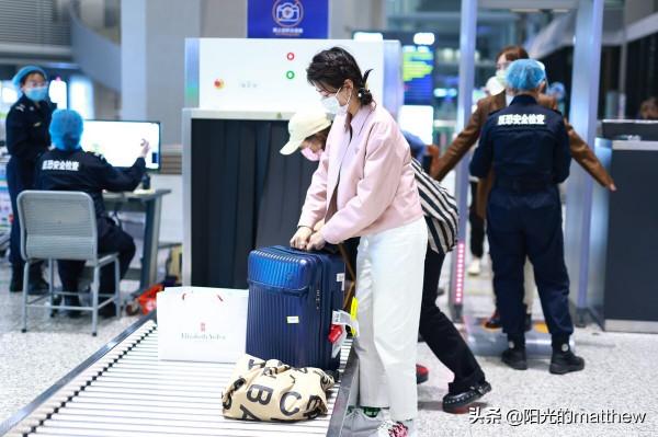 梁潔粉色皮夾克搭配白色錐形褲時尚酷風，對鏡揮手微笑甜美迷人