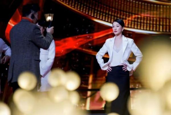 周迅登央視大變樣！穿西裝變&OpenCurlyDoubleQuote;央視臉&rdquo;徹底封神，同臺孫儷搶風頭