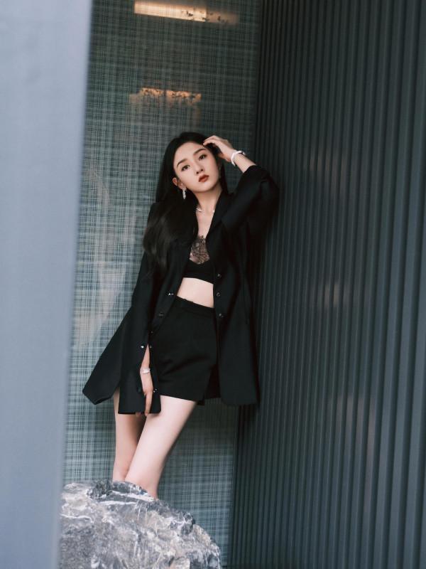 宋祖兒私服搭配也美到爆！穿短夾克配抹胸走機場，隨意夾發太洋氣