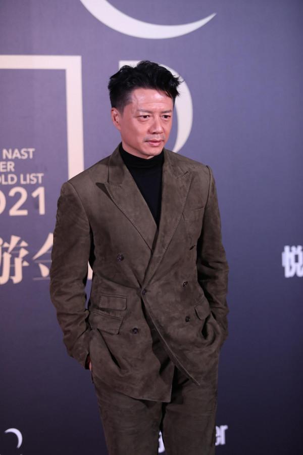 段奕宏一身卡其色西裝出席紅毯,神情稍顯拘謹,但依舊帥氣 段奕宏一身卡其色西裝出席紅毯,神情稍顯拘謹,但依舊帥氣