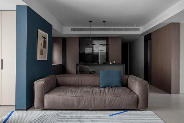 130平現代風格，灰白黑的三色經典搭配，給空間以延伸與共處