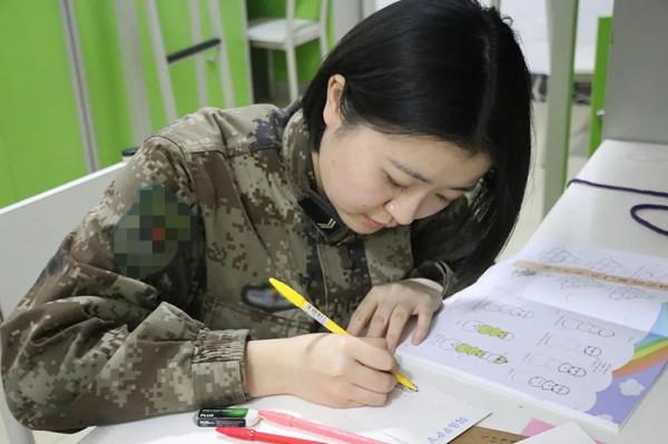 模範話務連繫列報道③：模範連，話務兵，女兒情