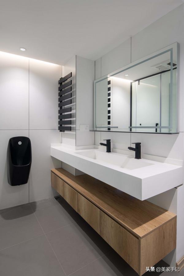 一進他家，彷彿世界都安靜了下來，全屋沒有一絲俗氣，太有品味了