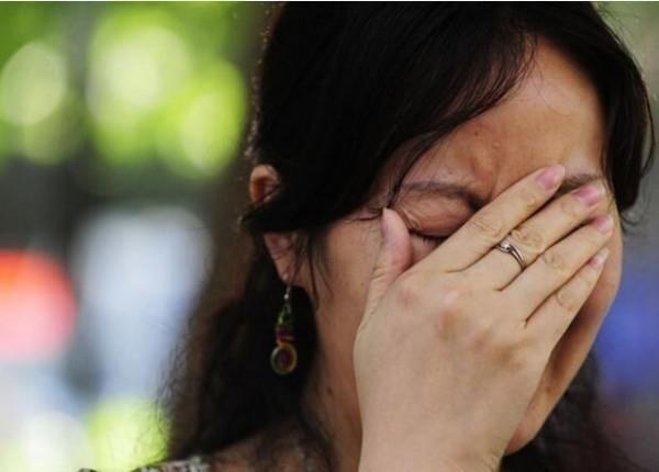 2019年，幫女兒還清幾十萬貸款後母親拿出領養證：你不是我親生的