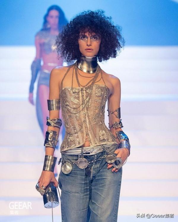 無性別古著店開張:讓·保羅·高提耶推出租貸服務 無性別古著店開張:讓·保羅·高提耶推出租貸服務