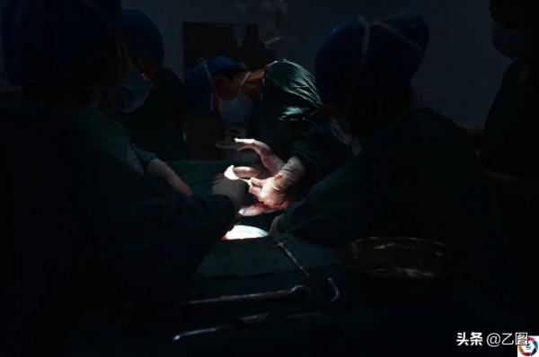 女童出生時腸子露在外面,醫生將其救活,未料幾個月後又遭重擊 女童出生時腸子露在外面,醫生將其救活,未料幾個月後又遭重擊