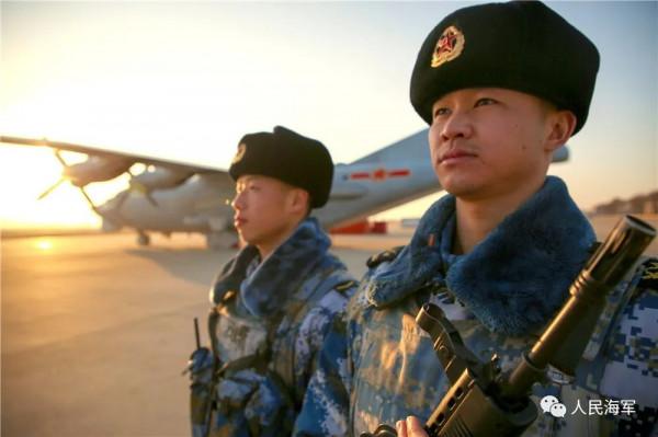 快瞧！那名勇救落水女子的海軍戰士立功返鄉了