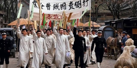 英雄照相時已經犧牲，妻子用肩膀頂住他，才拍下這張“全家福”