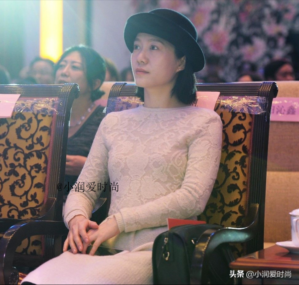 45歲翁帆越發知性脫俗,穿羽絨服戴針織帽時髦保暖,書卷氣真迷人 45歲翁帆越發知性脫俗,穿羽絨服戴針織帽時髦保暖,書卷氣真迷人