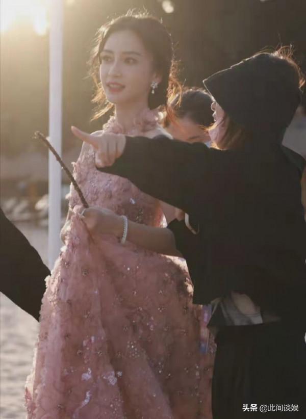 五位女藝人撐傘照，劉亦菲有書香氣，倪妮風情萬種