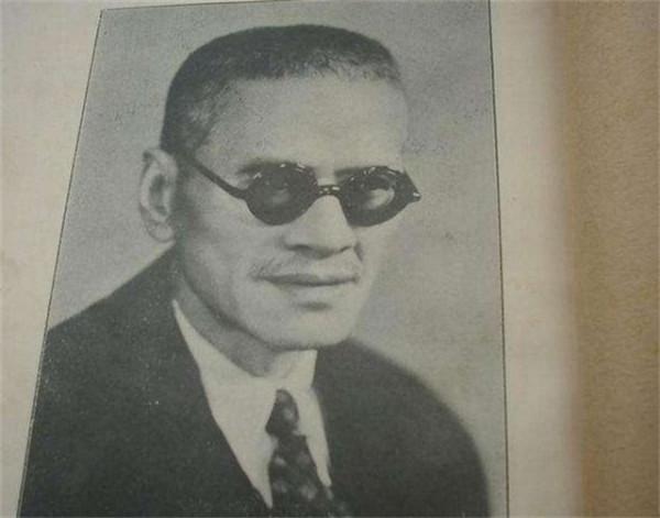 戴笠請50個漢奸吃飯，坐下後，他說：現在公開逮捕名單