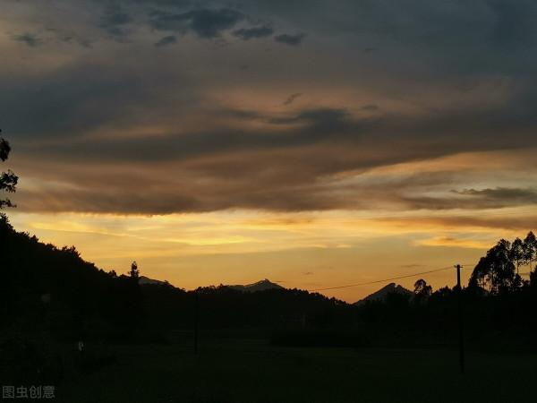 村子裡流浪的大黃狗,開始被村裡人追殺,最後成為狗王奮起反抗 村子裡流浪的大黃狗,開始被村裡人追殺,最後成為狗王奮起反抗