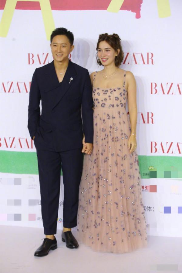 眾星亮相芭莎慈善夜,楊冪陳偉霆師徒可愛互動,蔡少芬夫婦甜撒糖 眾星亮相芭莎慈善夜,楊冪陳偉霆師徒可愛互動,蔡少芬夫婦甜撒糖