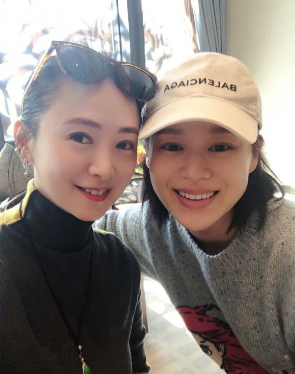 謝天華參加聚會，翁虹與同學謝君豪32年後同框，均凍齡有術狀態好