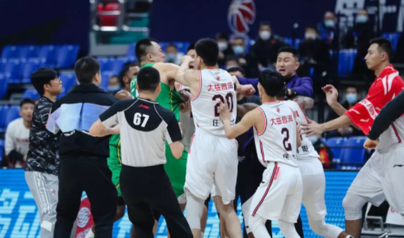 兩敗俱傷！遼粵大戰後韓德君鼻樑骨折，威姆斯、胡明軒或慘遭禁賽