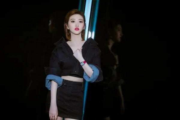 景甜為了美太拼了，牛仔包臀裙炫腹露腿，短髮嫩回18歲