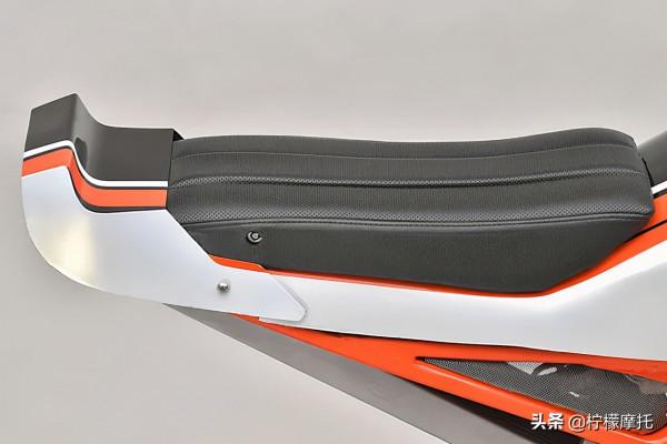 黑白分明，三眼怪“叔叔”