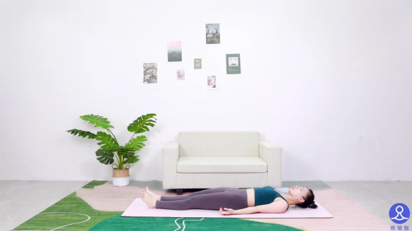 40歲殷桃遇上41歲章子怡，竟穿同款長裙，真嫩還是裝嫩一目瞭然