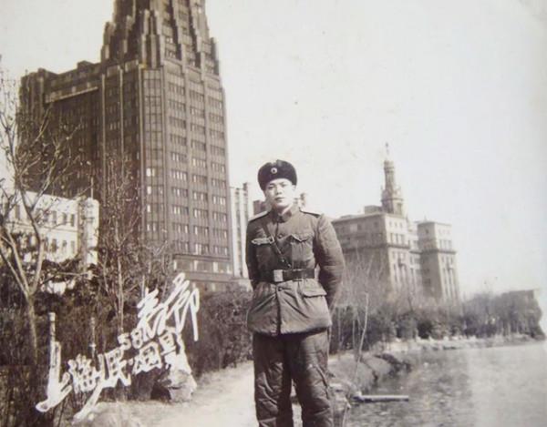 志願軍看見美軍在射程範圍內取水,班長:別開槍,得講信用 志願軍看見美軍在射程範圍內取水,班長:別開槍,得講信用