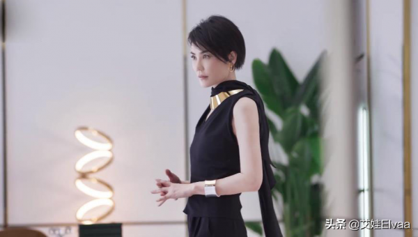 王菲外出逛街被偶遇，穿大衣拎名包打扮奢侈，裹得嚴實偶像包袱重