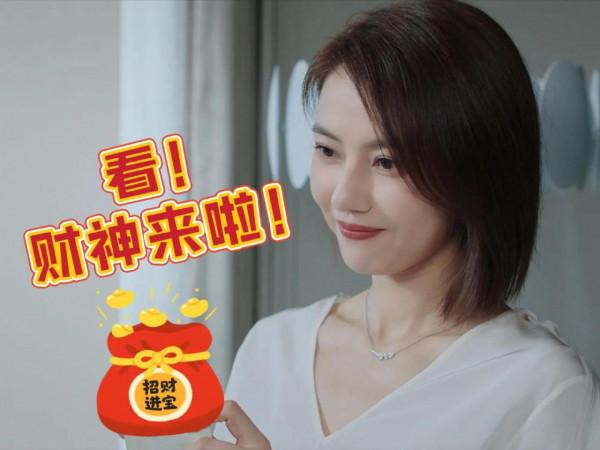 別再嫌黃金首飾土了，《完美伴侶》裡的黃金首飾美出天際