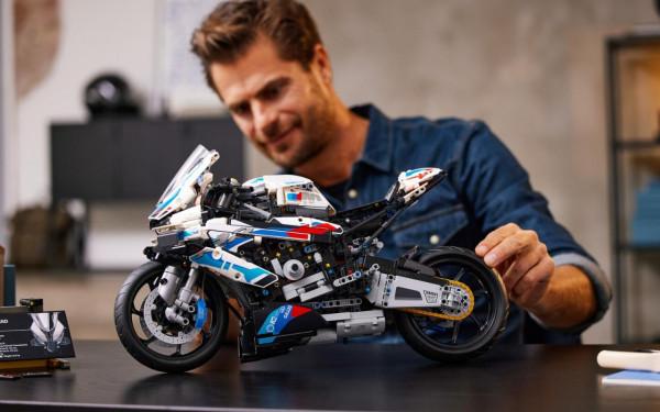 樂高推出全新寶馬M1000RR元件 2000配件超細節還原
