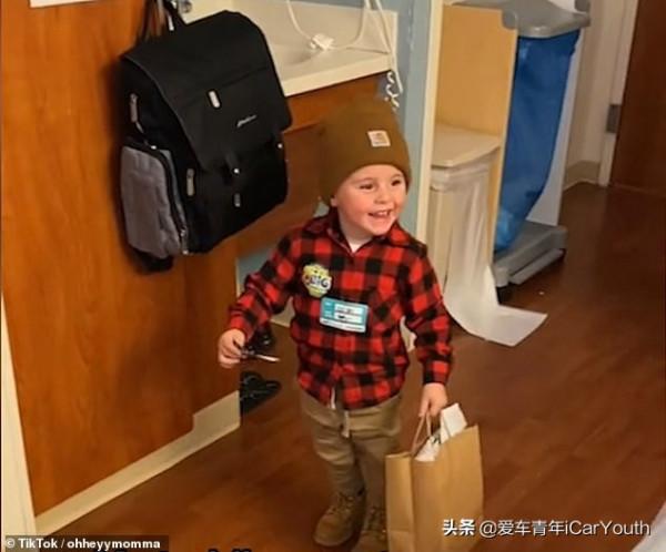 TikTok感人時刻：蹣跚學步的男孩第一次看到自己剛出生的弟弟