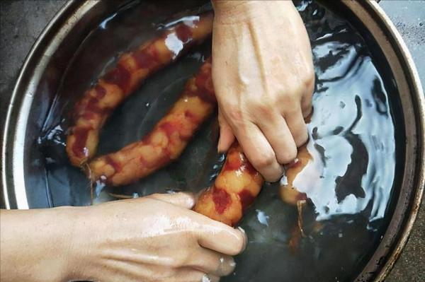 臘腸到底蒸還是煮？很多人一直沒做對，難怪吃起來又乾又硬