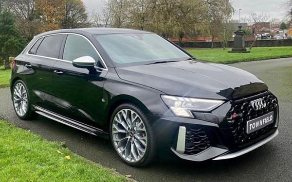 極致效能小鋼炮！奧迪全新RS 3海外實拍，2.5T引擎破百僅需3.8秒