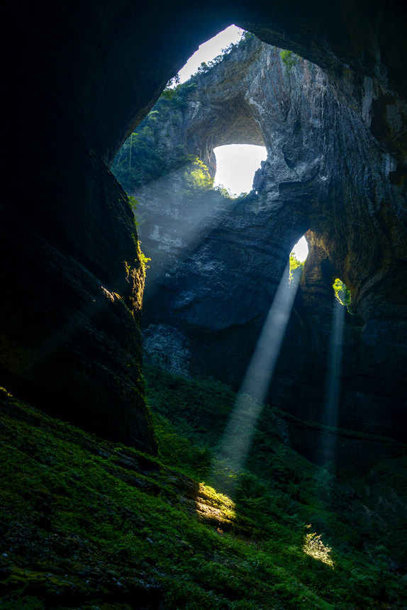 務川石朝天坑開“天窗”奇觀 務川石朝天坑開“天窗”奇觀