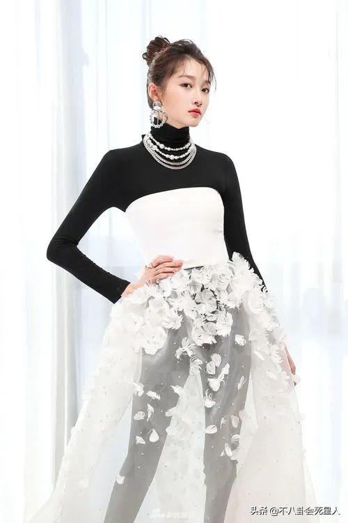 內娛畸形審美，骨瘦如柴被誇美，標準身材被罵胖，劉亦菲楊紫中招